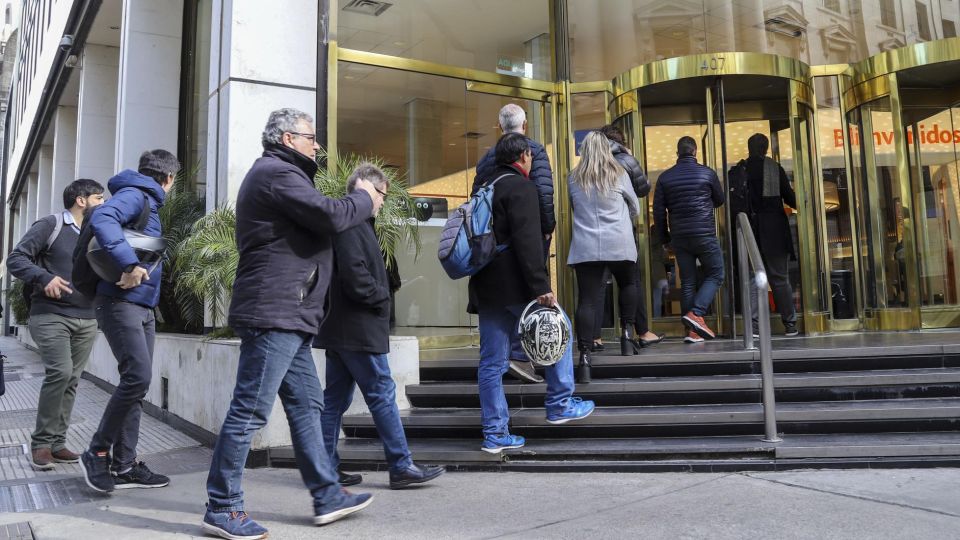 Ahorristas en la city porteña y en los bancos.