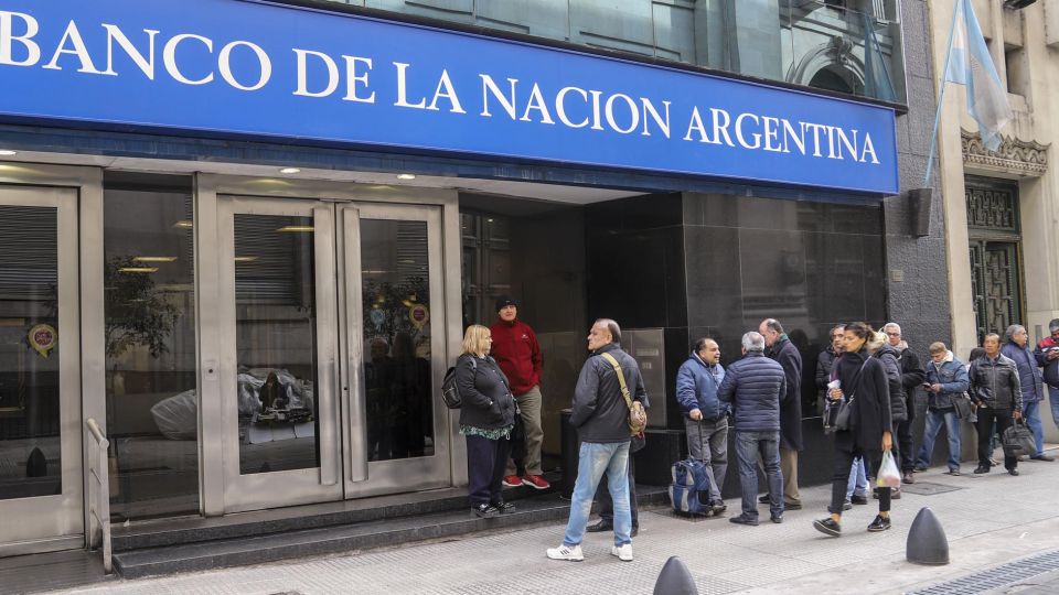 Ahorristas en la city porteña y en los bancos.