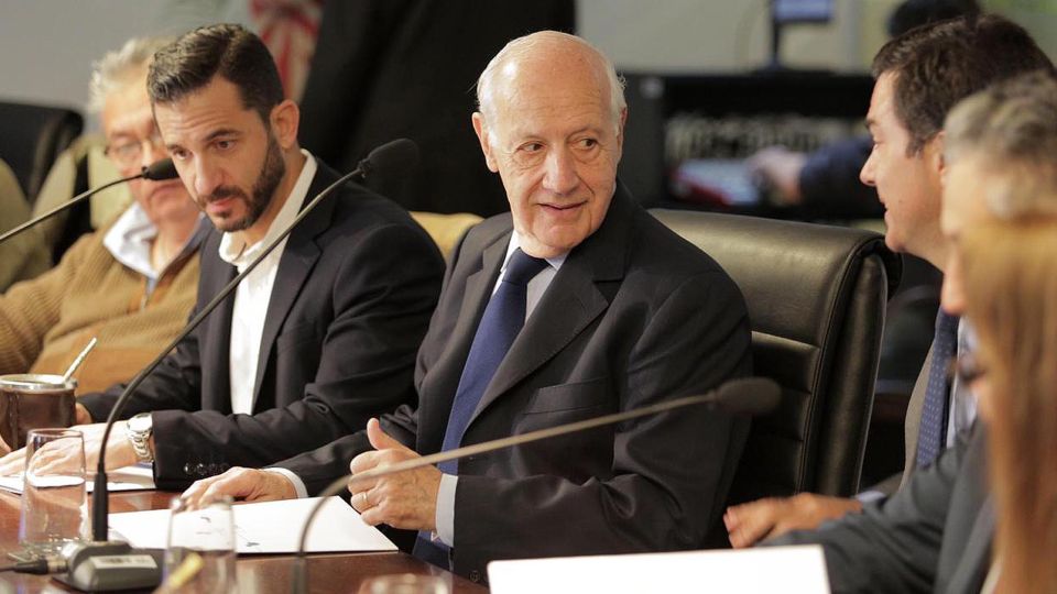 Roberto Lavagna y Juan Manuel Urtubey en reunión con su equipo.