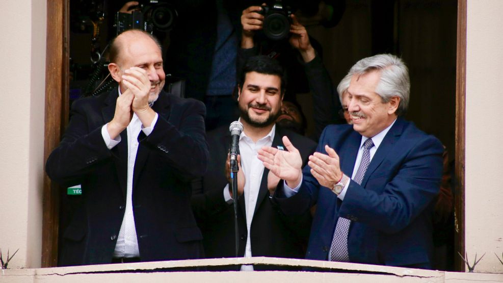 El gobernador electo, Omar Perotti, junto al candidato a presidente Alberto Fernández saludando a los santafesinos en el Teatro ATE Casa España.