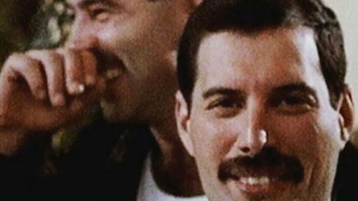 Se filtraron fotos inéditas de Freddie Mercury, días antes de morir Caras Se filtraron fotos inéditas de Freddie Mercury, días antes de morir Caras