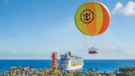 En Up, Up and Away, todos alcanzan una vista sin igual desde un colorido globo de helio anclado firmemente a tierra por medio de un cable. Esta atracción flota hasta 137 metros sobre Perfect Day at CocoCay, ofreciendo una vista panorámica de la isla.