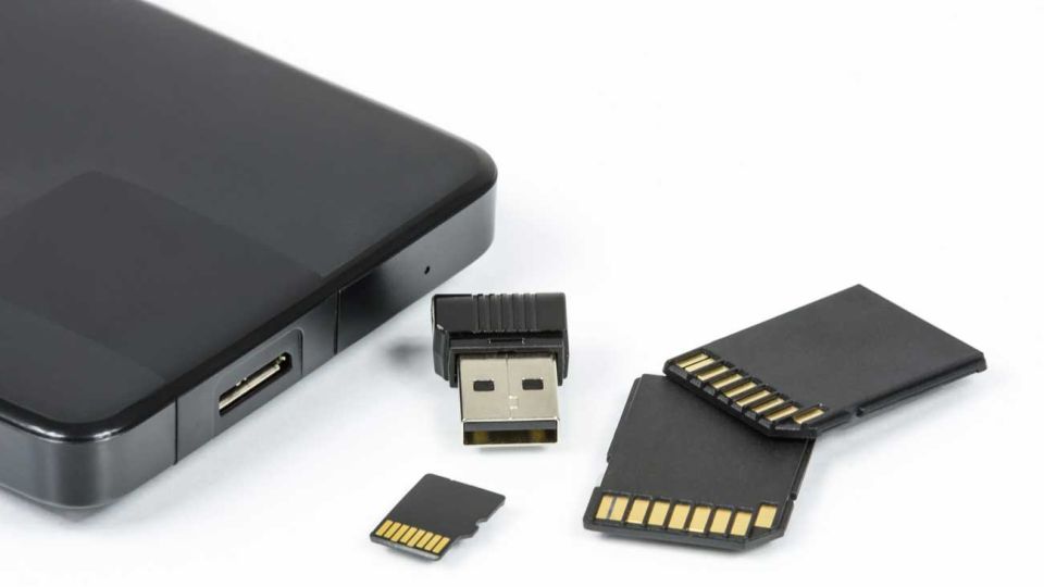 Los dispositivos y servicios de almacenamiento en la nube son herramientas disponibles para los backups.
