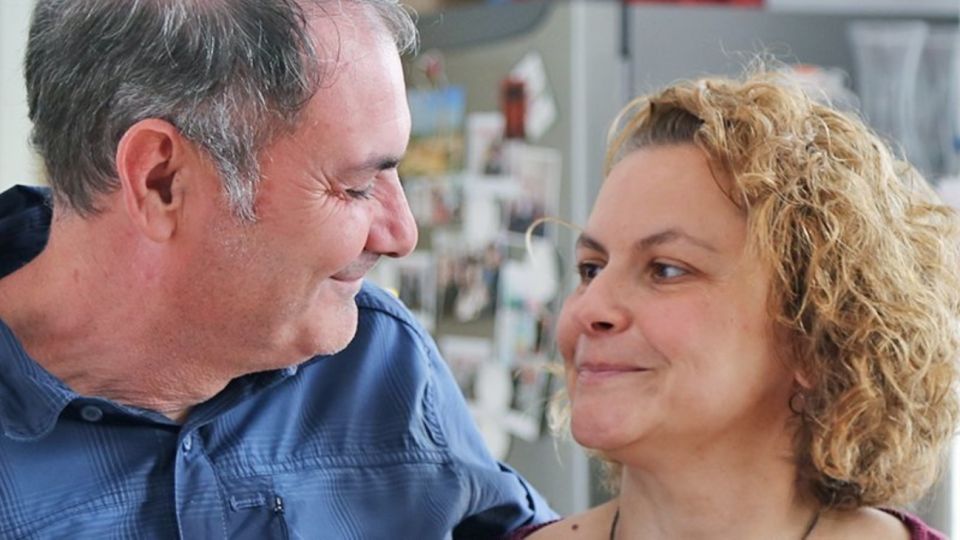 José Luis Fernández y su esposa, Ana, a quien le diagnosticaron Alzheimer a los 27 años. En la actualidad tiene 44 y es madre de tres hijos.
