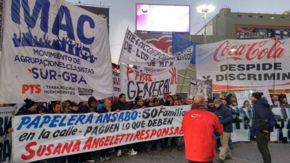 Trabajadores de Ansabo reclaman desde las 6:30 en el Puente Pueyrredón.