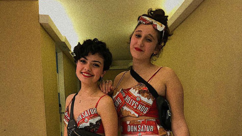 Las dos chicas disfrazadas en Bariloche.