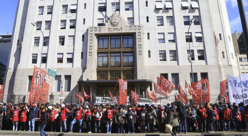 Reclamo de organizaciones sociales en la avda. 9 de Julio_g 20190904
