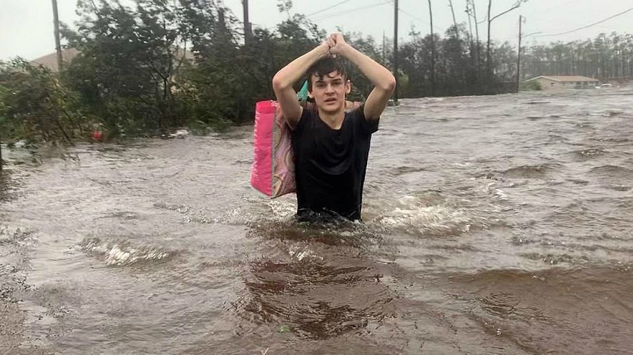 Las pocas imágenes que llegan desde la isla Gran Ábaco muestran escenas de daños catastróficos, con centenares de viviendas sin techo, autos volcados, enormes inundaciones y escombros por todos lados.