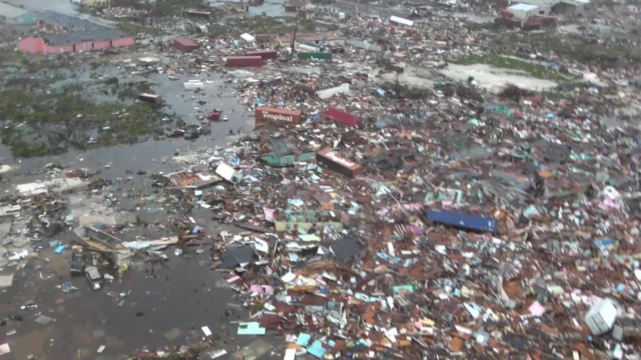 Las pocas imágenes que llegan desde la isla Gran Ábaco muestran escenas de daños catastróficos, con centenares de viviendas sin techo, autos volcados, enormes inundaciones y escombros por todos lados.