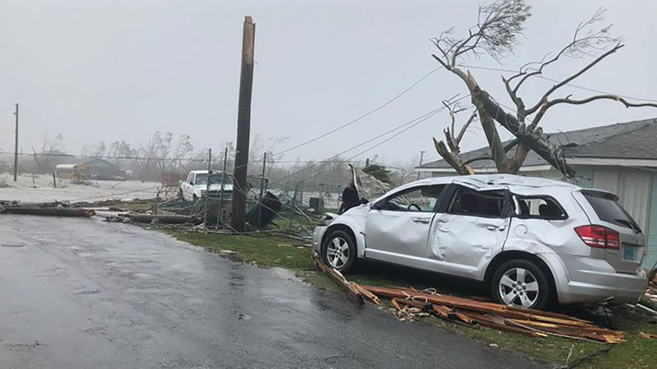 Las pocas imágenes que llegan desde la isla Gran Ábaco muestran escenas de daños catastróficos, con centenares de viviendas sin techo, autos volcados, enormes inundaciones y escombros por todos lados.