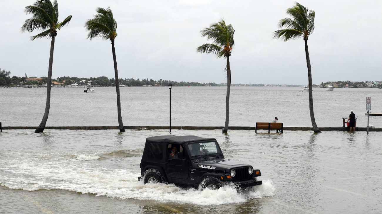 Las pocas imágenes que llegan desde la isla Gran Ábaco muestran escenas de daños catastróficos, con centenares de viviendas sin techo, autos volcados, enormes inundaciones y escombros por todos lados.