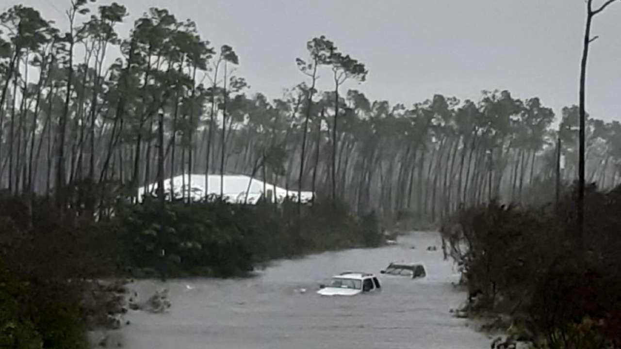 Las pocas imágenes que llegan desde la isla Gran Ábaco muestran escenas de daños catastróficos, con centenares de viviendas sin techo, autos volcados, enormes inundaciones y escombros por todos lados.