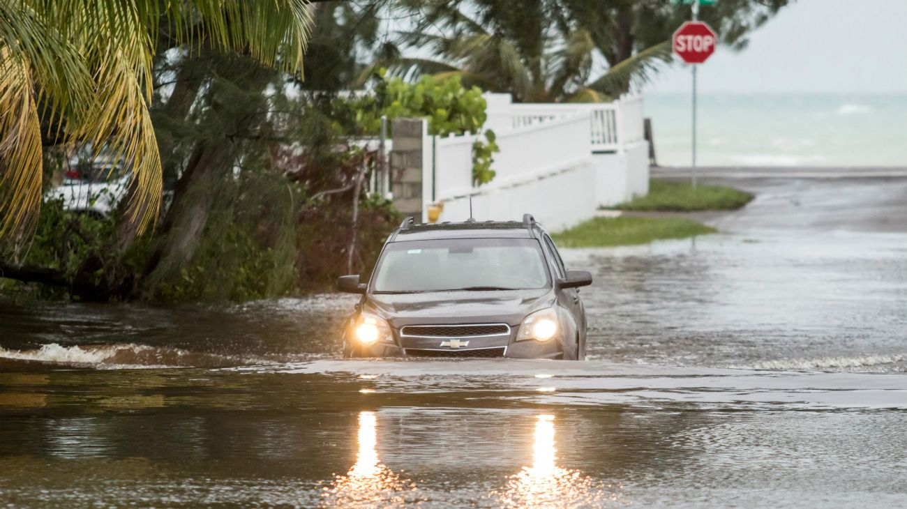 Las pocas imágenes que llegan desde la isla Gran Ábaco muestran escenas de daños catastróficos, con centenares de viviendas sin techo, autos volcados, enormes inundaciones y escombros por todos lados.