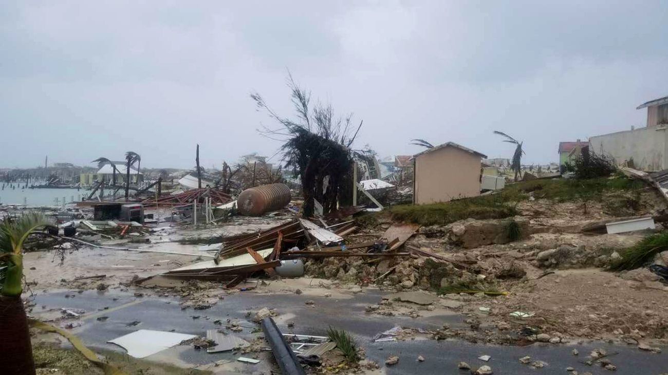 Las pocas imágenes que llegan desde la isla Gran Ábaco muestran escenas de daños catastróficos, con centenares de viviendas sin techo, autos volcados, enormes inundaciones y escombros por todos lados.