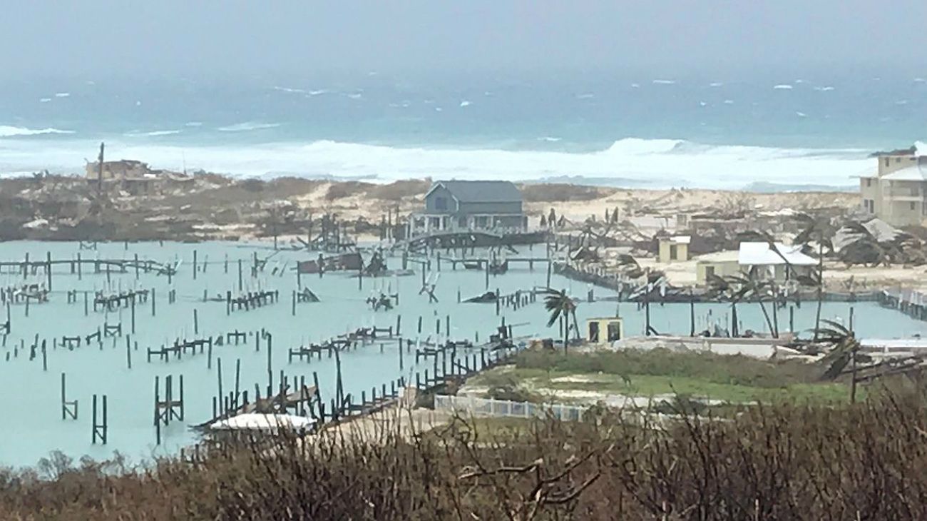 Las pocas imágenes que llegan desde la isla Gran Ábaco muestran escenas de daños catastróficos, con centenares de viviendas sin techo, autos volcados, enormes inundaciones y escombros por todos lados.