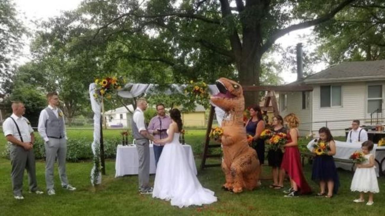 La novia le dio total libertad a su hermana para que asista al casamiento como dama de honor y luzca lo que más le gustaba. 