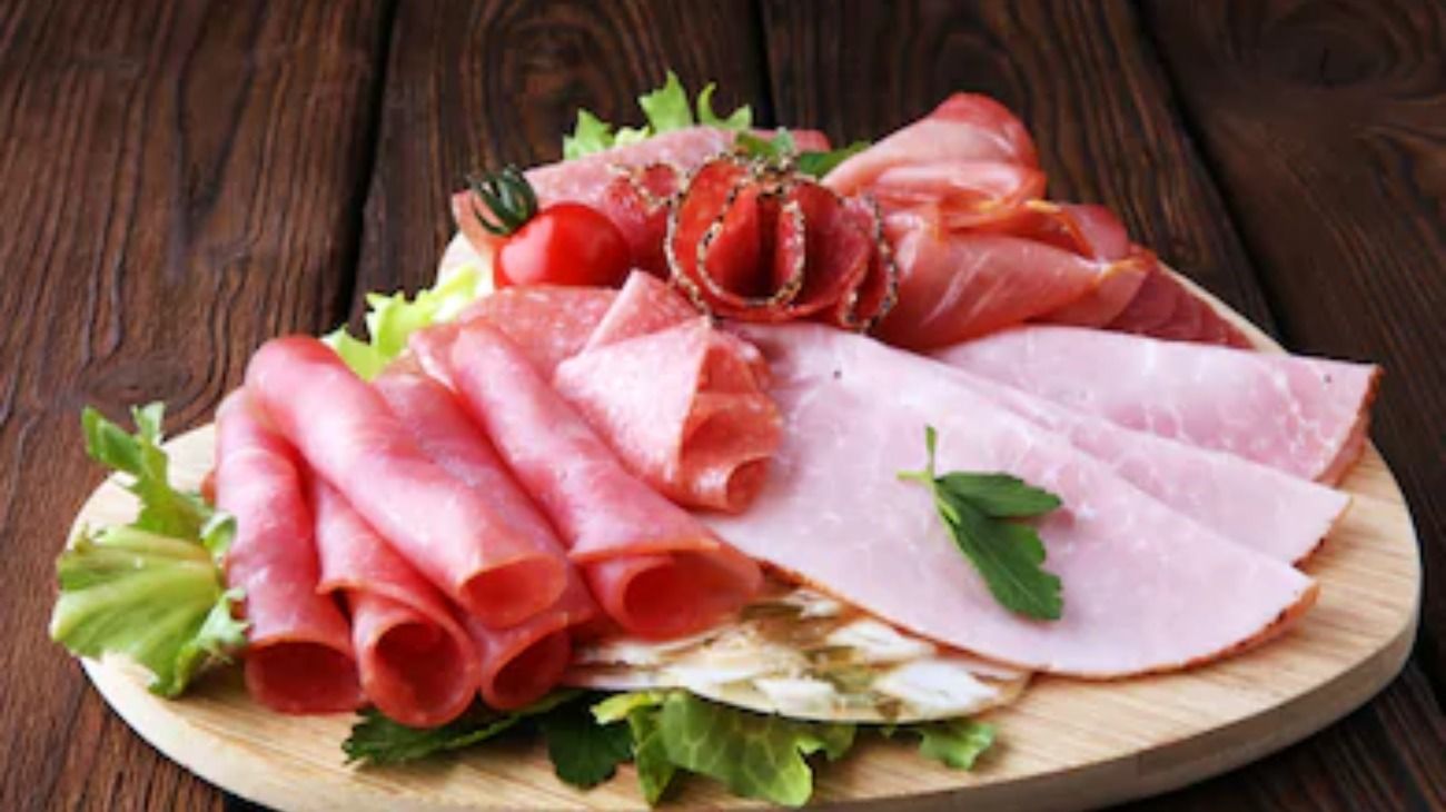 El joven ingería ocasionalmente jamón y salchichas. 