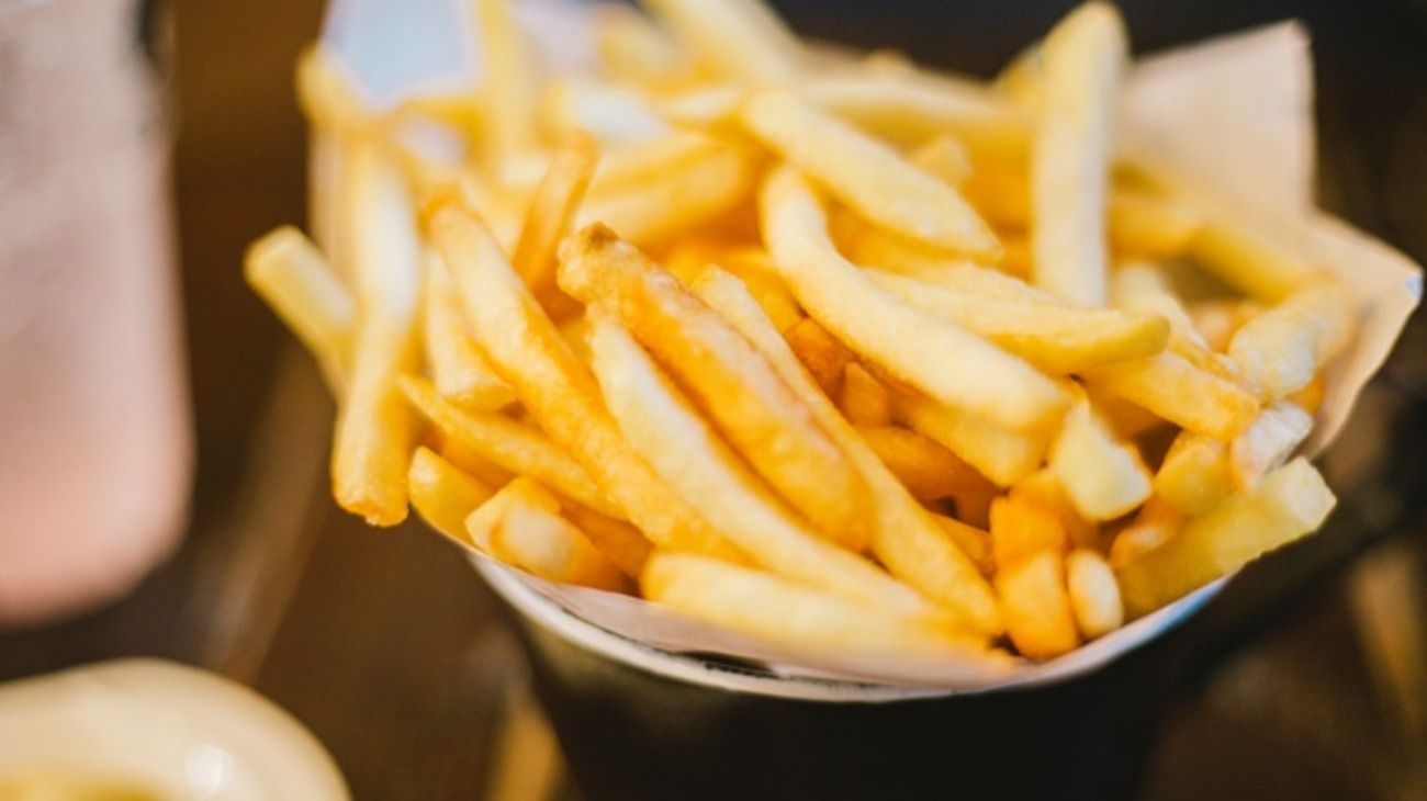 El joven que perdió la visión por comer solo papas fritas y pan tiene 17 años. 
