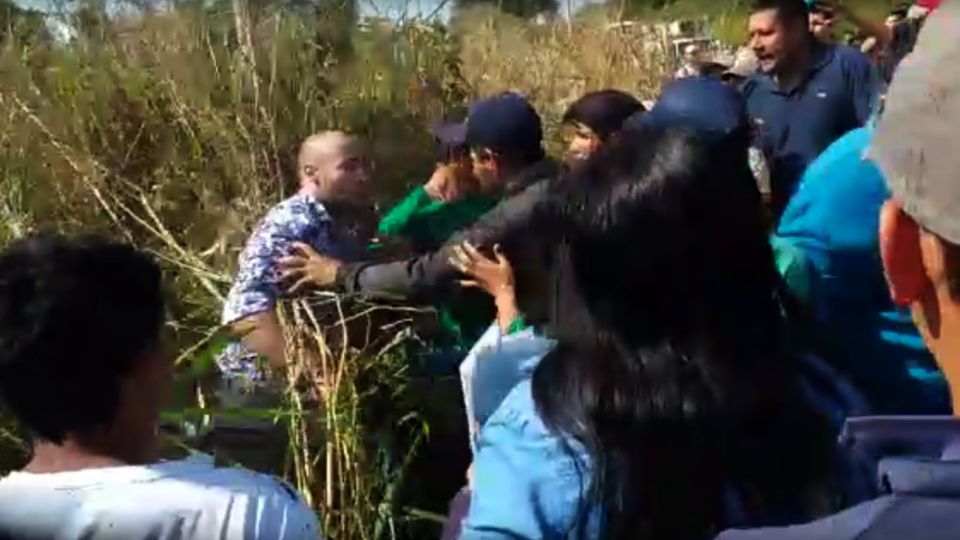 Iguazí. Piqueteros agredieron a turistas que intentan llegar a sus vuelos.