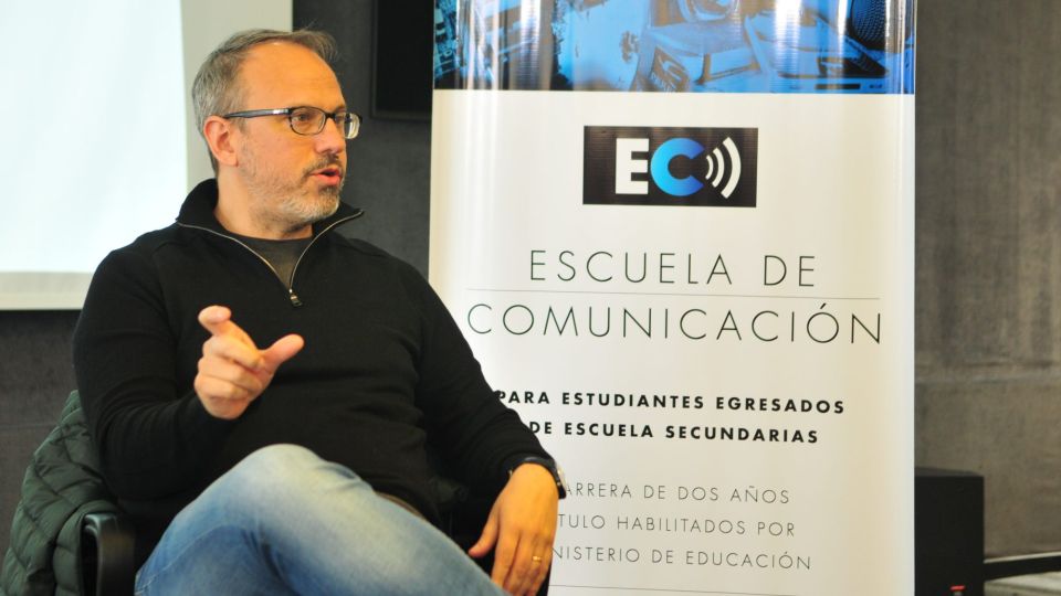 Diego Valenzuela en la Escuela de Comunicación.