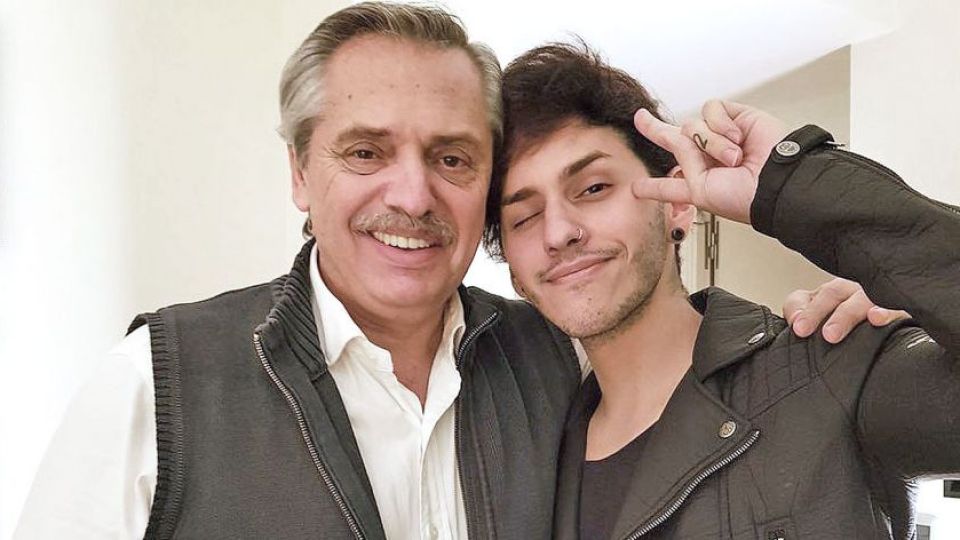 Alberto Fernández, junto a su hijo Estanislao.