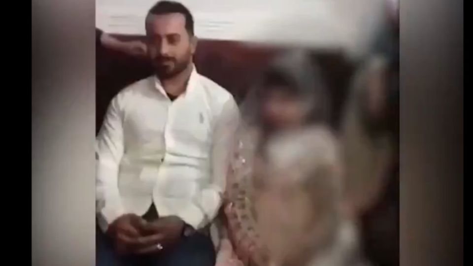 La estremecedora imágen de la fiesta de casamiento de un hombre de 22 años y una nena de 9.