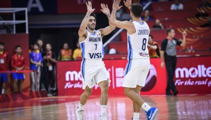 Facundo Campazzo celebra el triunfo con Nicolás Laprovíttola.