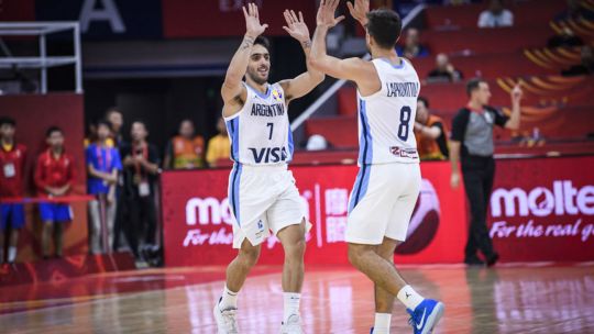 Facundo Campazzo celebra el triunfo con Nicolás Laprovíttola.