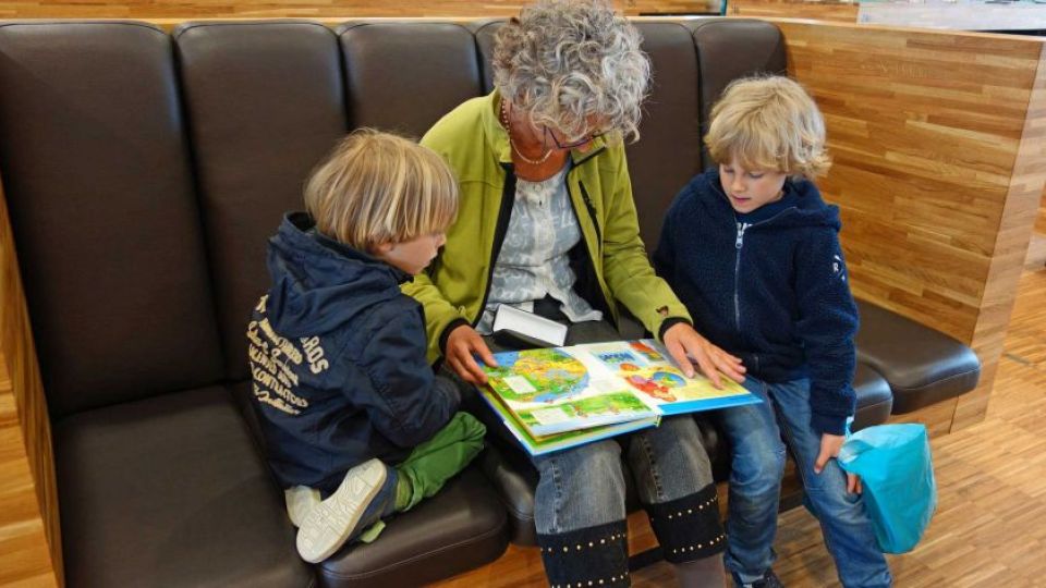 La idea es guiar los procesos de atención de los niños para que focalicen selectivamente los aspectos positivos y, por ende, evoquen con su memoria situaciones con carga afectiva positiva.