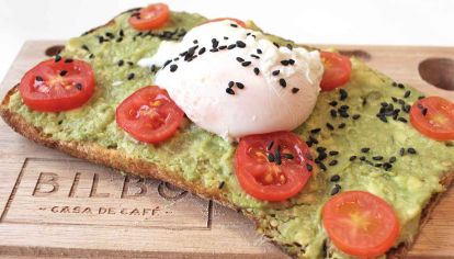 Variantes. Las propuestas combinan frutas, verduras, panes y huevo, para arrancar bien el día.