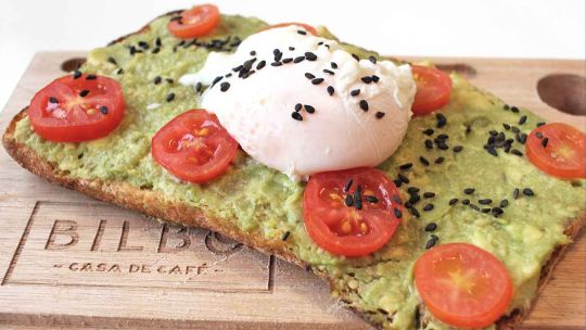 Variantes. Las propuestas combinan frutas, verduras, panes y huevo, para arrancar bien el día.