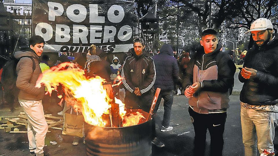Intemperie. El miércoles pasaron la noche frente a Desarrollo.