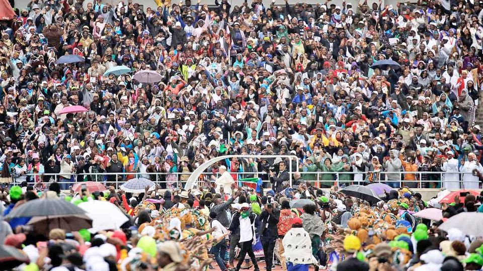 Lluvia. El Pontífice ingresa al estadio de las afueras de Maputo donde presidió una misa para 60 mil personas, en la que pidió dejar atrás los odios, la violencia y las discordias.