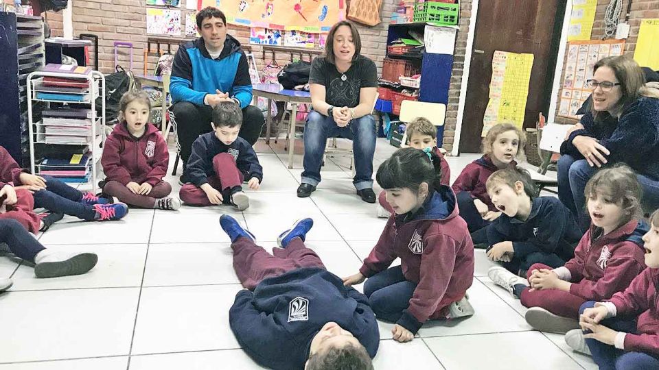 Accion. Chicos de sala de 5 en la New Model International School practican bajo la mirada de sus maestros. También usaron un oso de peluche.