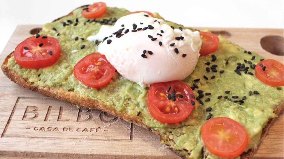 Variantes. Las propuestas combinan frutas, verduras, panes y huevo, para arrancar bien el día.