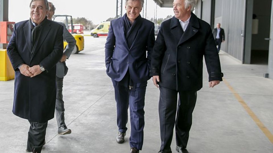 Junto a Macri, Negri quien lucía un sobretodo que parecía extraído del ropero del inspector Clouseau.