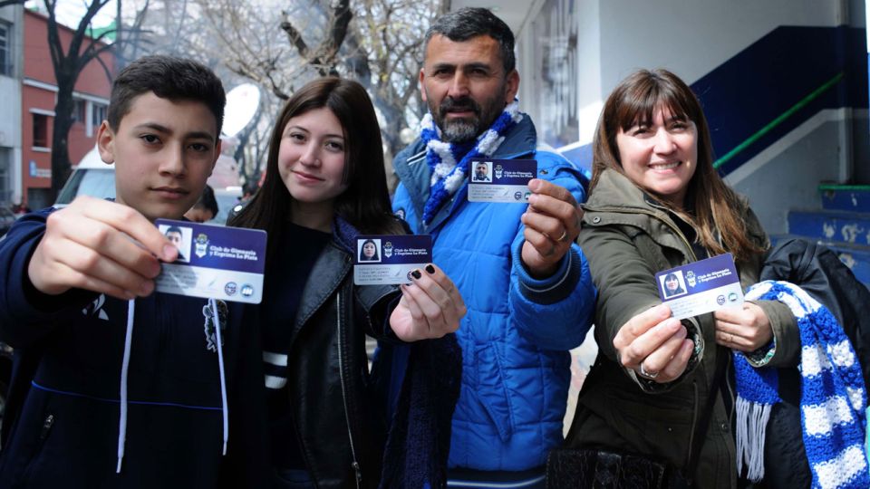Ser parte. Una familia muestra con orgullo sus carnets. En dos días, el club pasó de tener 27 mil a 30 mil socios. Llegaron 400 solicitudes vía mail, la mayoría desde el exterior.