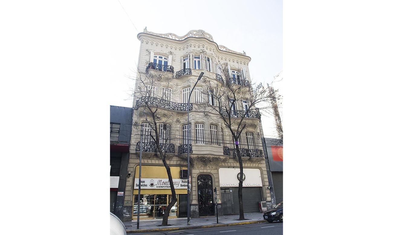 El Palacio de los Lirios está ubicado en avenida Rivadavia al 2031.
