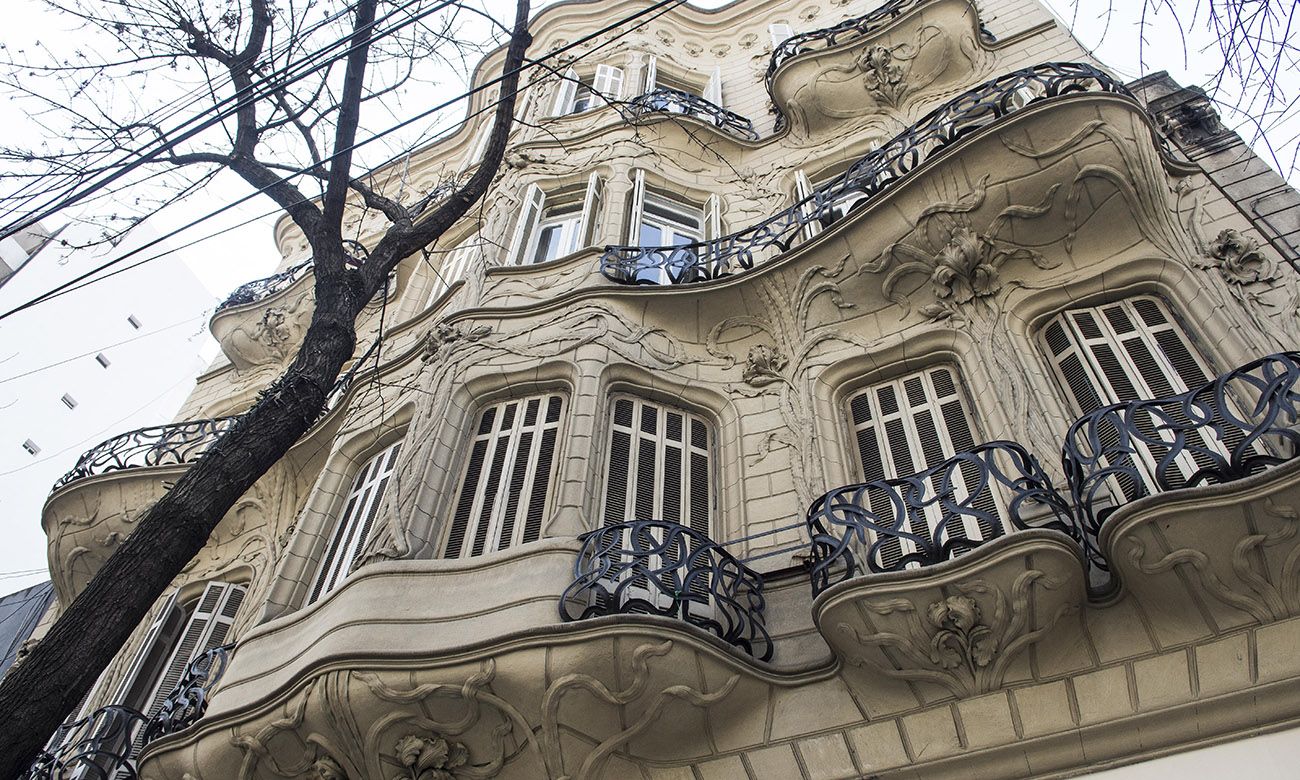 La configuración ondulante integrada tanto por los balcones, como el muro y las barandas recuerda a la mítica Pedrera.