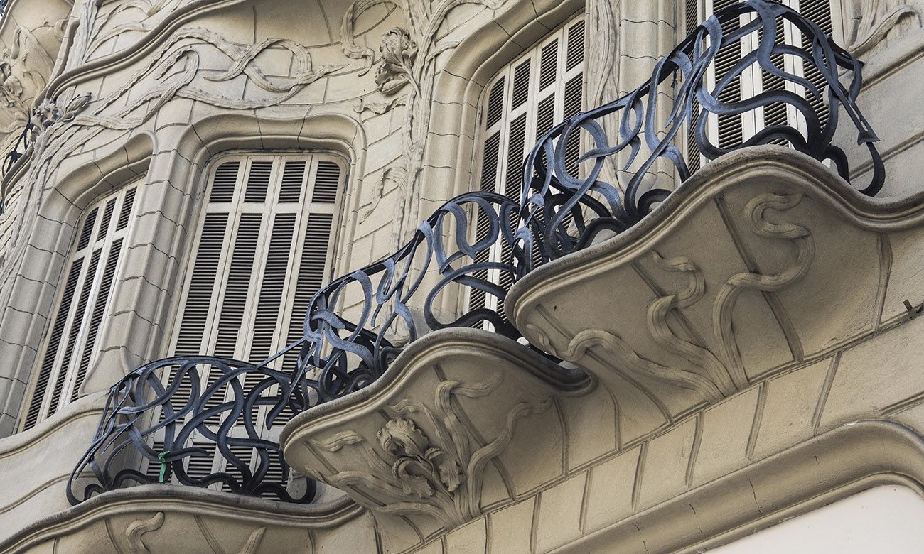 El trabajo debajo delos balcones del Palacio de los Lirios.