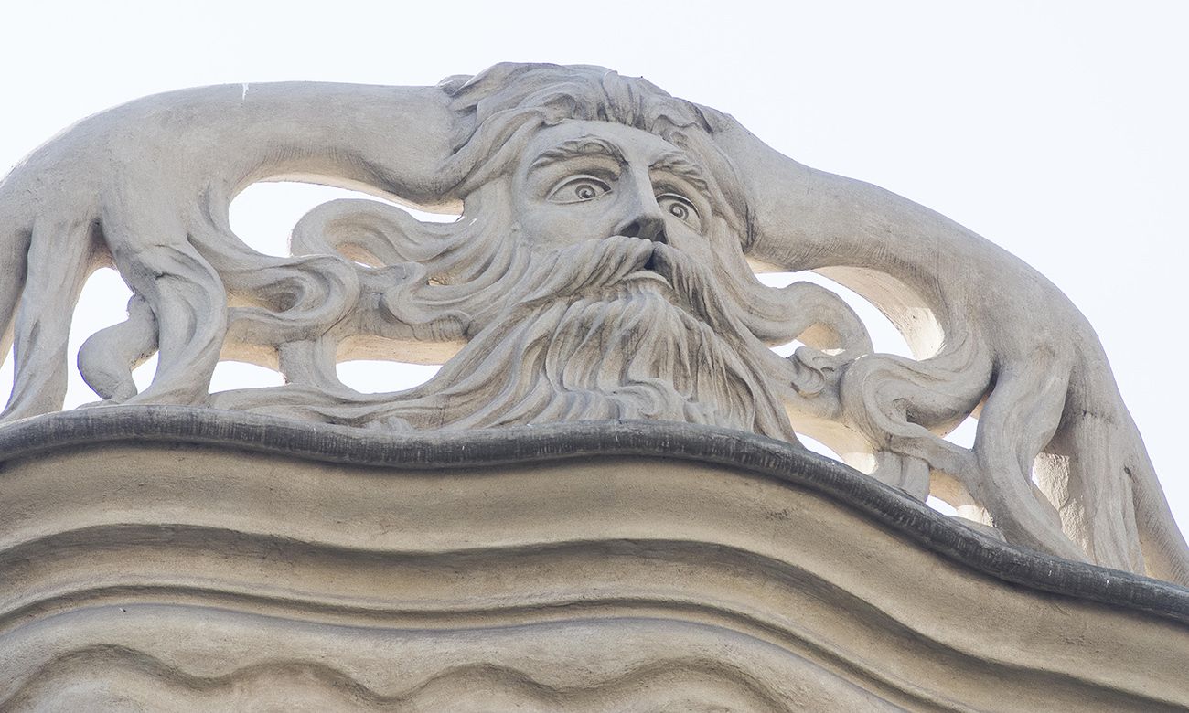 La baranda superior, con la silueta de un hombre barbudo que podría ser una representación de Poseidón o Eolo.