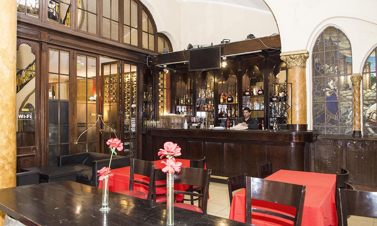 En el Casal de Cataluña funciona el restaurante con comida típica.