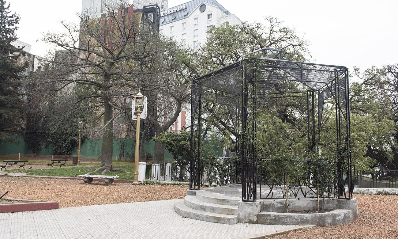 La plaza Cataluña está ubicada delante de la Embajada de Francia, en Retiro.