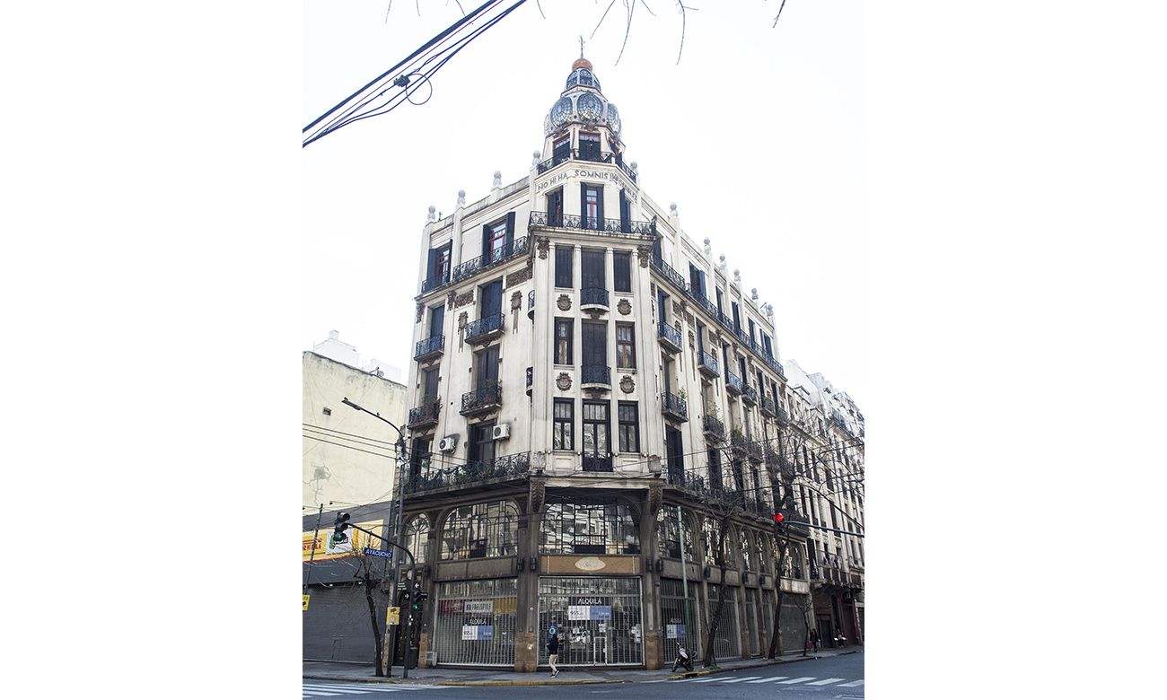 El edificio está ubicado en Avenida Rivadavia al 2009, en la esquina con Ayacucho.