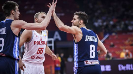 Nicolás Laprovíttola festeja el triunfo argentino sobre Polonia.