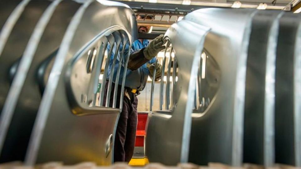EN PICADA. La industria, mostró algunos signos de reacción en julio y agosto, pero volvió a la senda recesiva