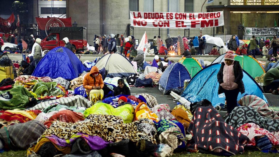 Acampe. El miércoles pasado, algunas organizaciones sociales pasaron la noche en la 9 de Julio.
