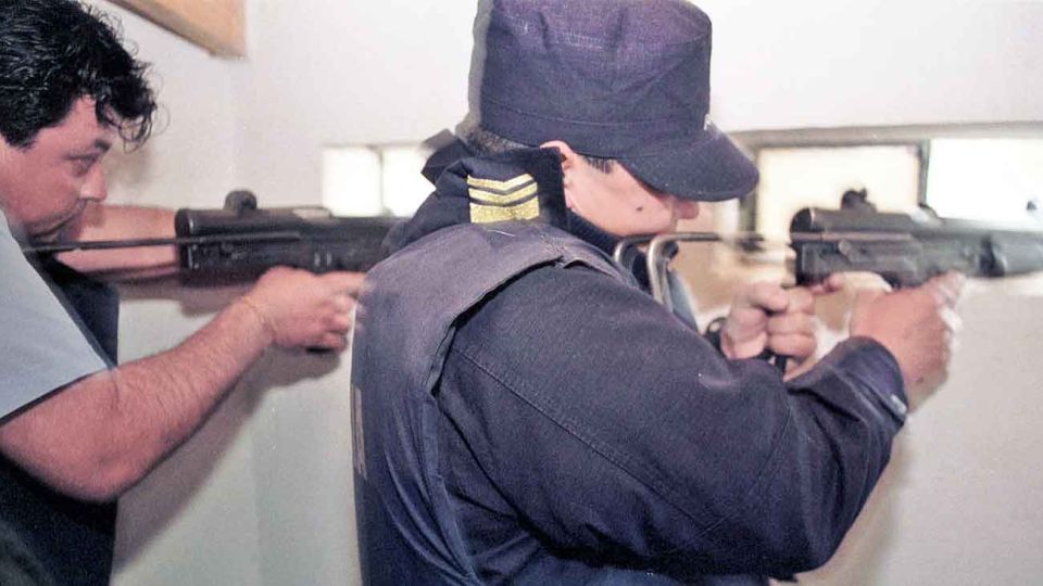 Ficción y realidad. "Los Back Street" se ganaron ese apodo porque se vestían como los músicos de la famosa banda. En agosto de 2001 ametrallaron la comisaría 6ª de Tres de Febrero. Fue lo más parecido a una guerra.