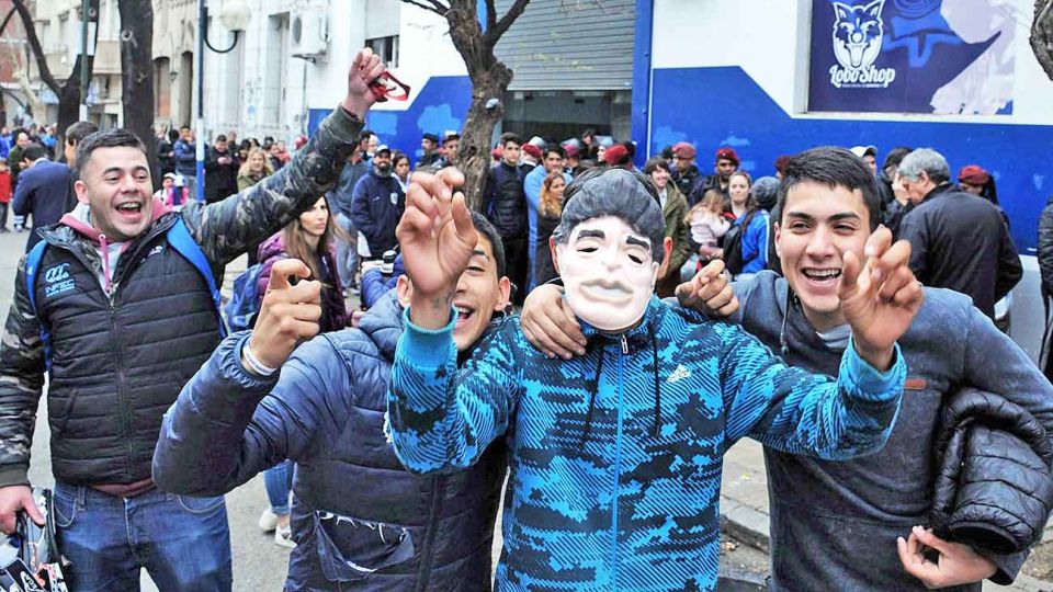 La cara de la felicidad. Los hinchas hicieron fila desde la madrugada para asociarse o ponerse al día. Hoy, el estadio estará lleno.