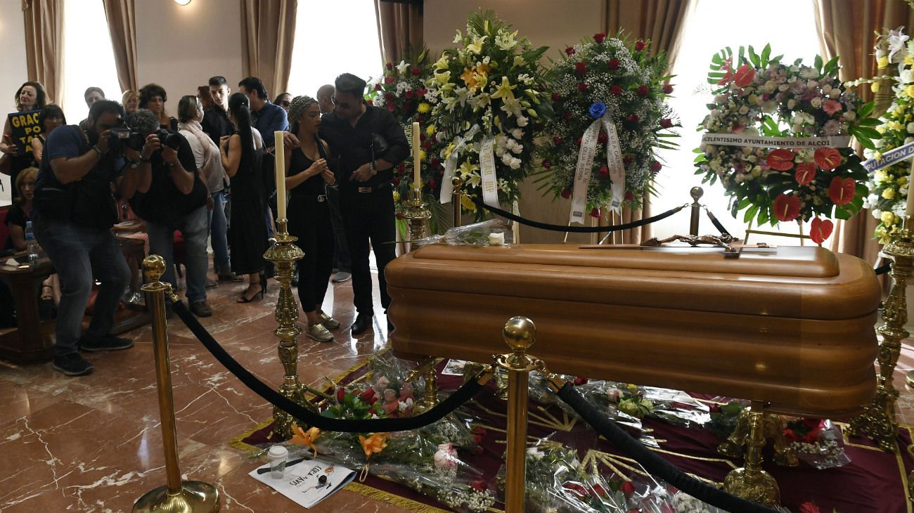 Admiradores de Camilo Sesto esperando entrar a su velatorio, en la SGAE de Madrid, España